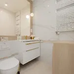 Elegant Near Rondo Onz By Renters Prestige * وارسو