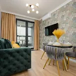 Elegant Near Rondo Onz By Renters Prestige * وارسو